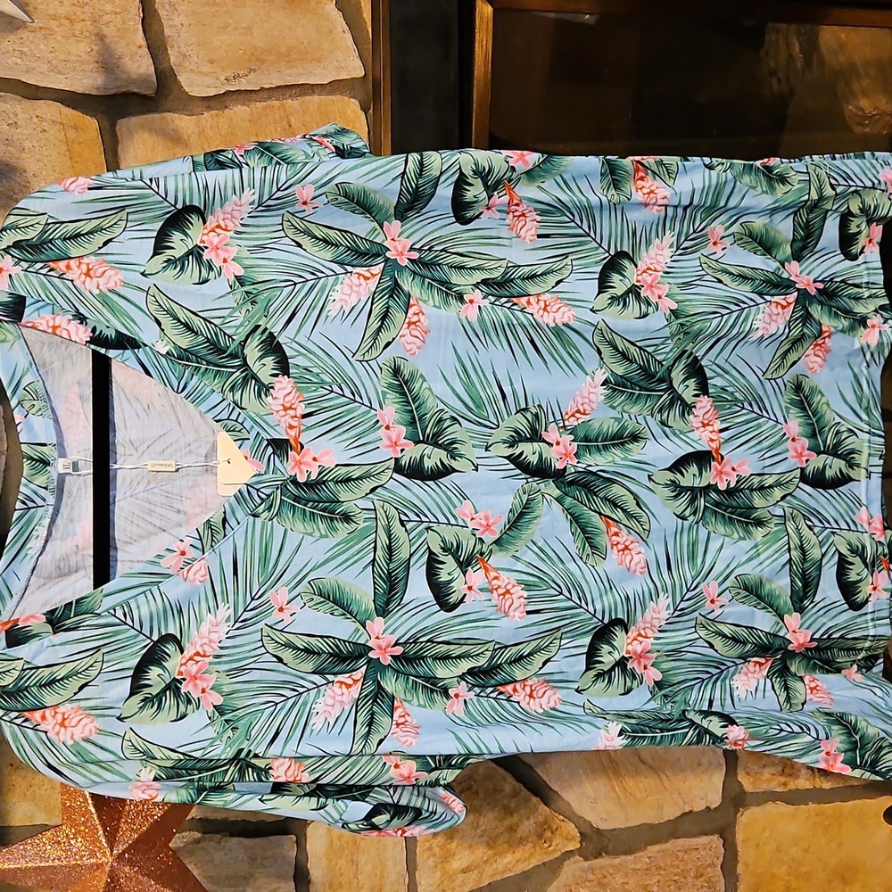 Hawaiian Print Tee vneck cuffed sleeves, Slits on bottom sides
